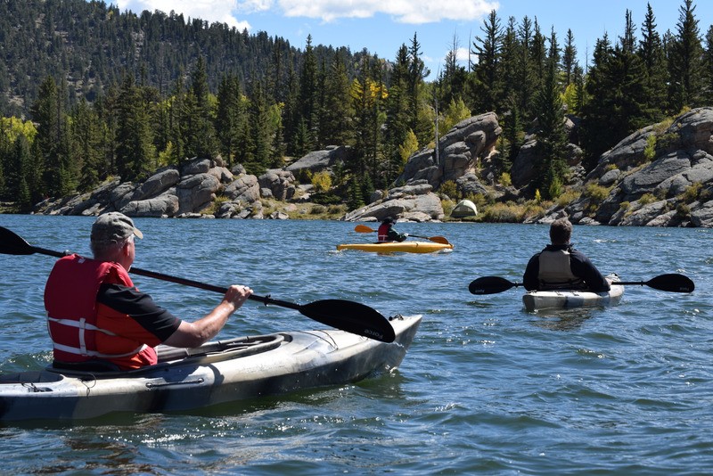 people kayacking