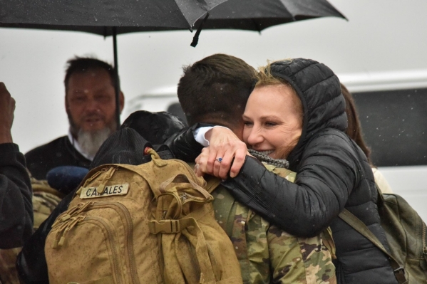 A Soldier with the Tennessee National Guard’s 1st Battalion, 181st Field Artillery Regiment, is greeted by a family member after arriving at Smyrna’s Volunteer Training Site, Feb. 3, following a successful 10-month deployment to the Middle East. (photo by Sgt. 1st Class Timothy Cordeiro) A Soldier with the Tennessee National Guard’s 1st Battalion, 181st Field Artillery Regiment, is greeted by a family member after arriving at Smyrna’s Volunteer Training Site, Feb. 3, following a successful 10-month deployment to the Middle East. (photo by Sgt. 1st Class Timothy Cordeiro)