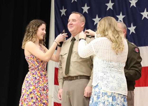 Tennessee’s Assistant Adjutant General-Army, Steven Turner, is promoted to the rank of brigadier general and is having his new rank pinned on by his daughters, Mollie and Anna, during a ceremony at the Tennessee National Guard’s Joint Forces Headquarters in Nashville, March 3. (photo by Lt. Col. Darrin Haas) Tennessee’s Assistant Adjutant General-Army, Steven Turner, is promoted to the rank of brigadier general and is having his new rank pinned on by his daughters, Mollie and Anna, during a ceremony at the Tennessee National Guard’s Joint Forces Headquarters in Nashville, March 3. (photo by Lt. Col. Darrin Haas)